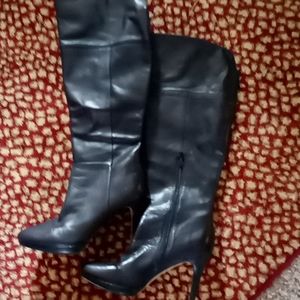 Black leather Audrey Roberts boots size 8